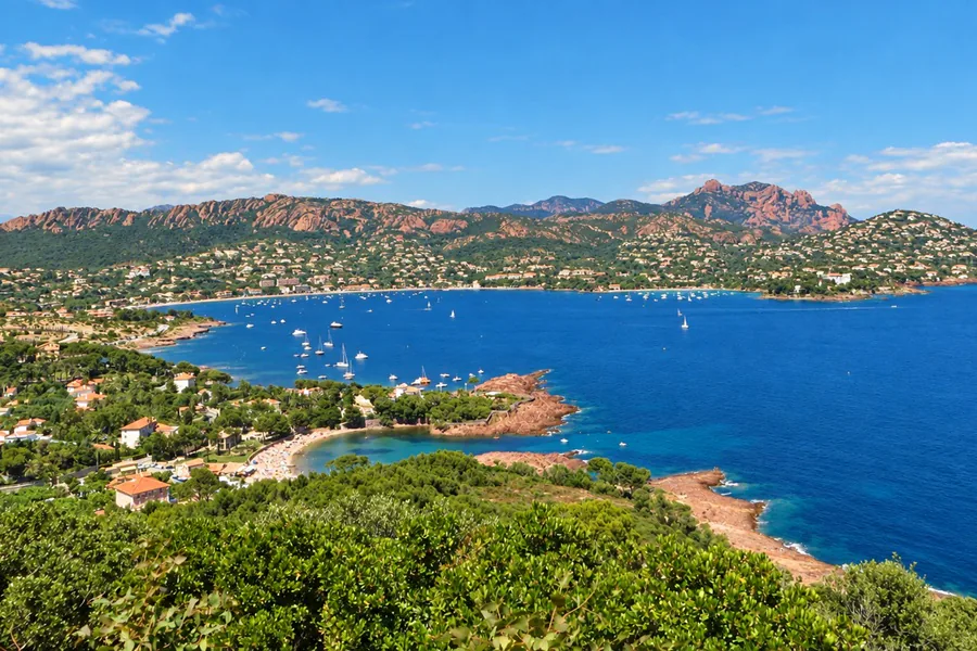 La baie d’Agay et ses voiliers, au pied des roches rouges de l’Esterel