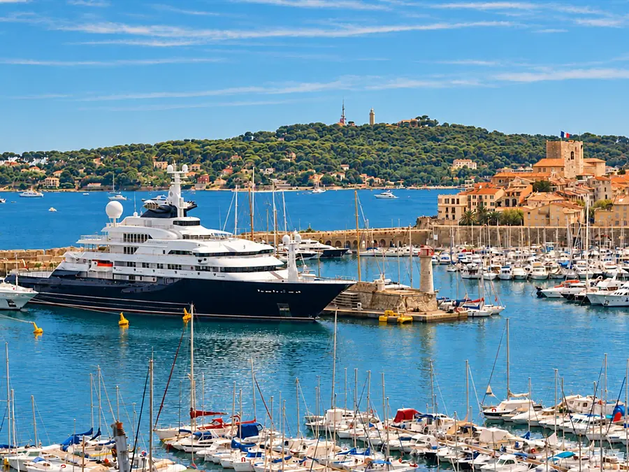 Un superyacht amarré au Yacht Club International d’Antibes, avec le Vieil Antibes en arrière-plan