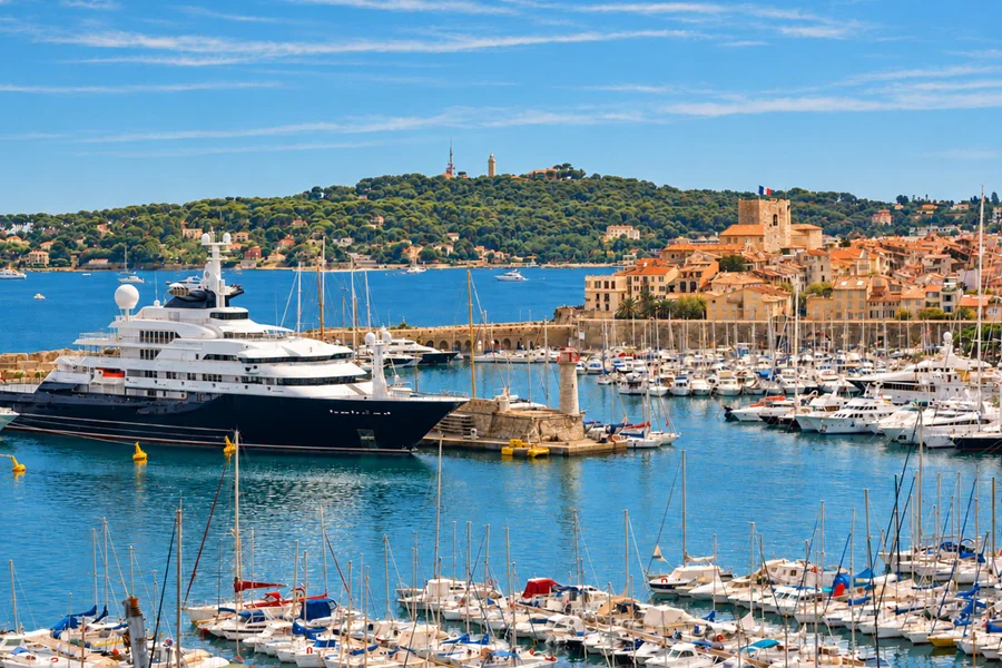 Un superyacht amarré au Yacht Club International d’Antibes, avec le Vieil Antibes en arrière-plan