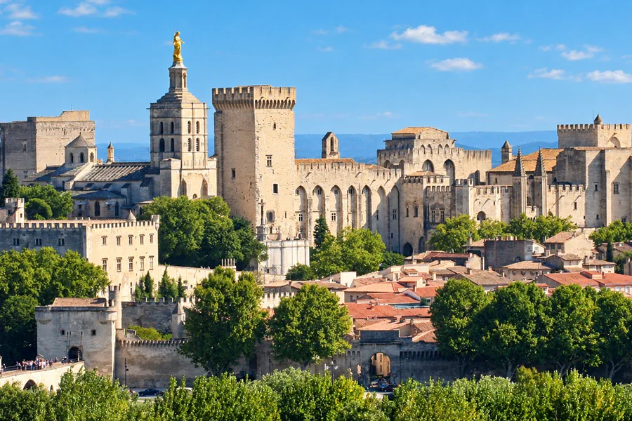 Le Palais des Papes et la cathédrale des Doms au-dessus des toits d’Avignon