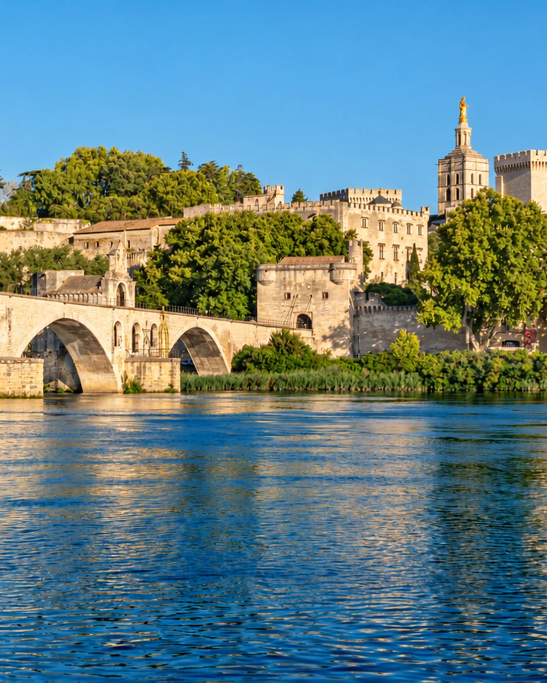 Le pont d’Avignon et le Palais des Papes au bord du Rhône
