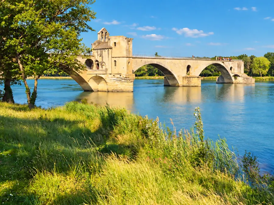 Le pont Saint-Bénézet et ses arches sur le Rhône