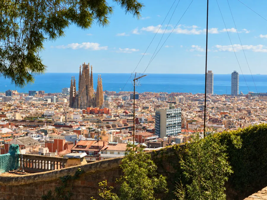Les toits de Barcelone et la Méditerranée, vus des hauteurs