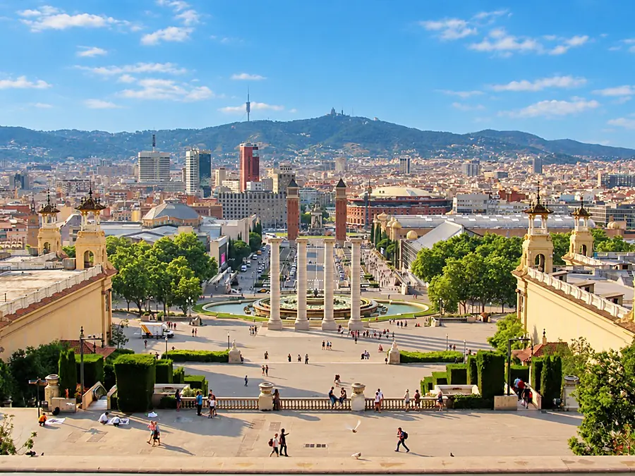 La place d’Espagne et ses colonnes vues de Montjuïc, le Tibidabo à l’horizon