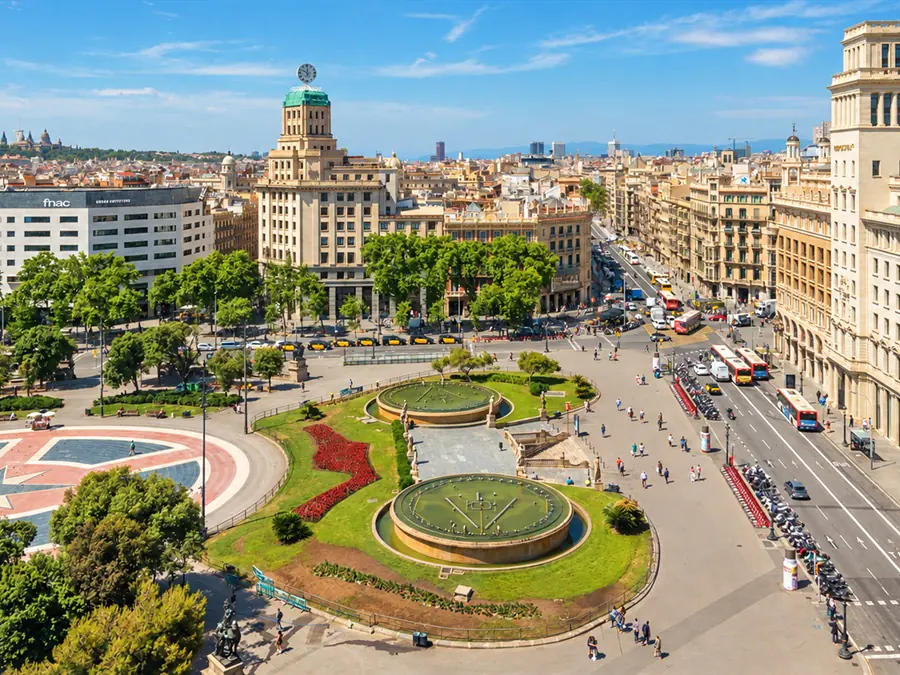 La place de Catalogne, ses jardins et ses fontaines, au cœur de Barcelone