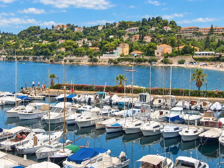 Le port de Beaulieu-sur-Mer et sa plage, les maisons sur la colline