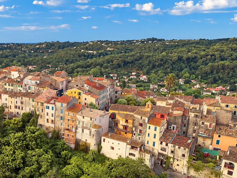 Le village perché de Biot, ses façades colorées et les collines