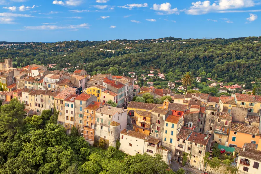 Le village perché de Biot, ses façades colorées et les collines