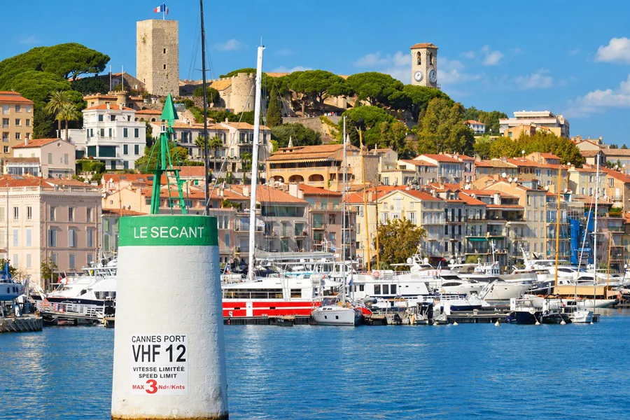 Yachts et voiliers amarrés dans le Vieux Port de Cannes, au pied du quartier du Suquet