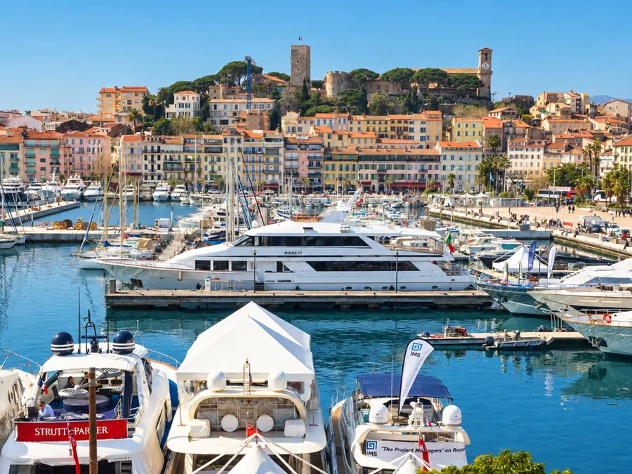 Yachts amarrés dans le Vieux Port de Cannes, au pied du Suquet et de sa tour
