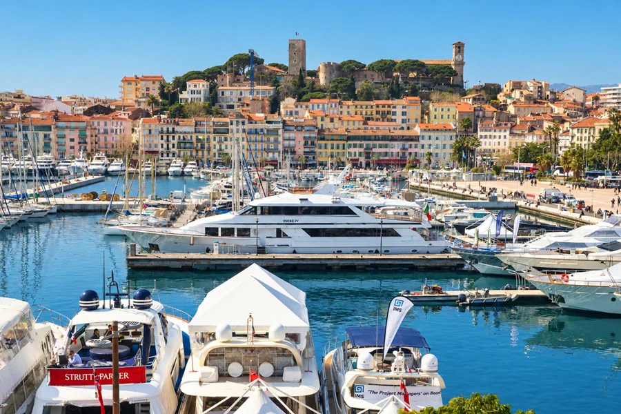 Yachts amarrés dans le Vieux Port de Cannes, au pied du Suquet et de sa tour