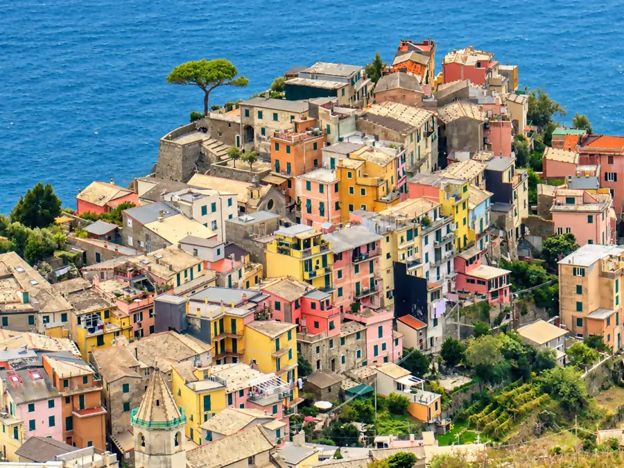 Un village des Cinque Terre perché sur son promontoire, ses maisons colorées serrées au-dessus de la mer