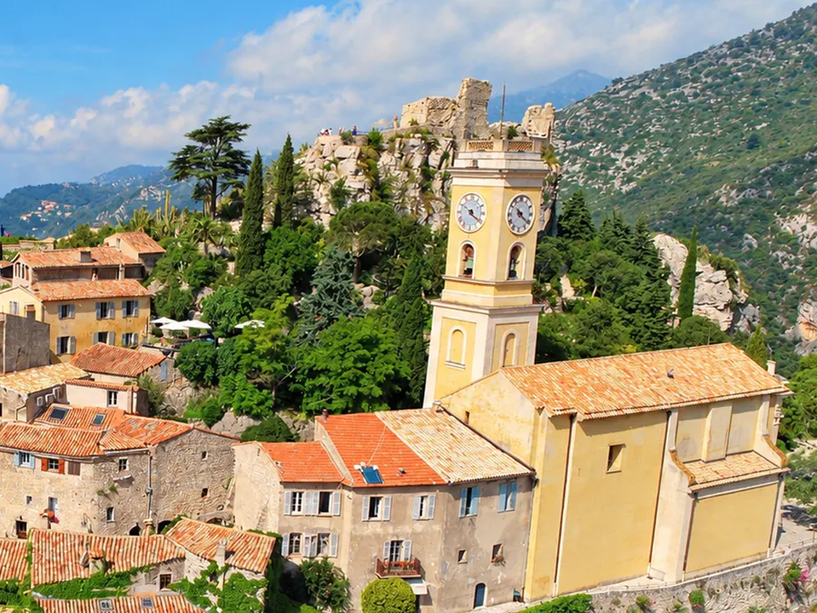Le clocher de l’église d’Èze au-dessus des toits