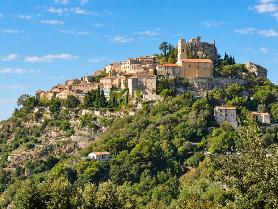 Le village d’Èze perché sur sa colline, sous le ciel bleu