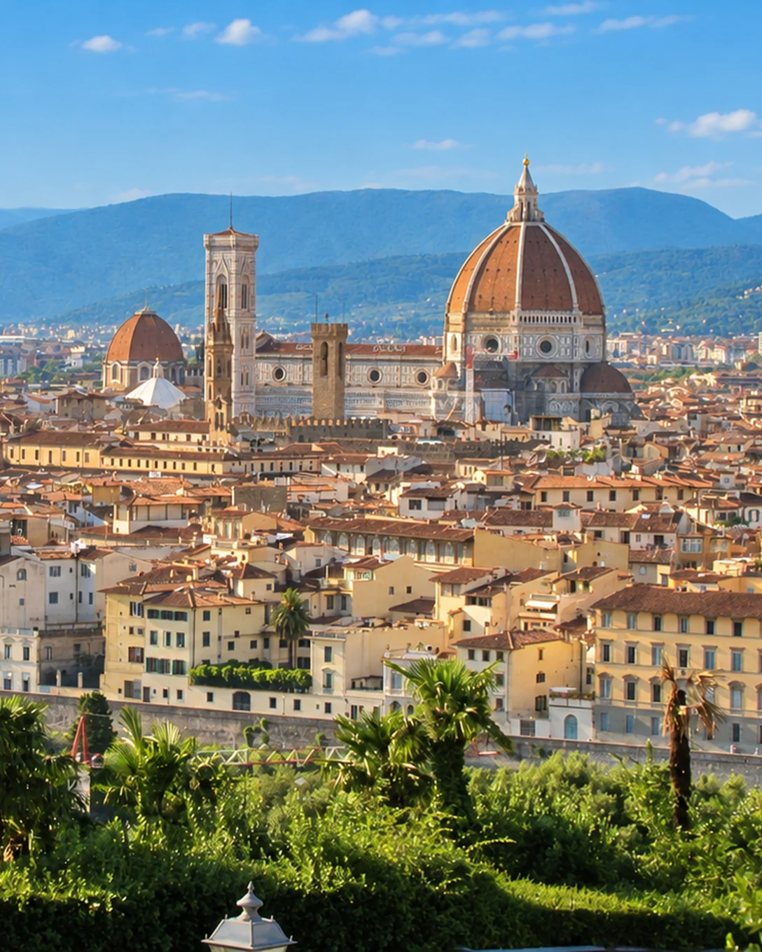 Florence et ses toits de tuiles, le dôme de la cathédrale et le campanile de Giotto, devant les collines toscanes