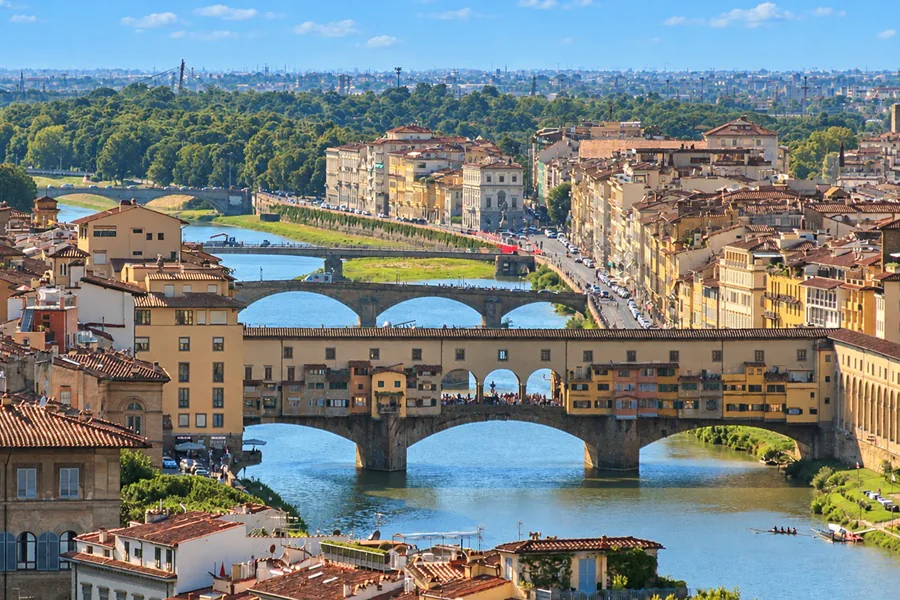 Le Ponte Vecchio et ses boutiques au-dessus de l’Arno, d’autres ponts en enfilade et les façades ocre de Florence