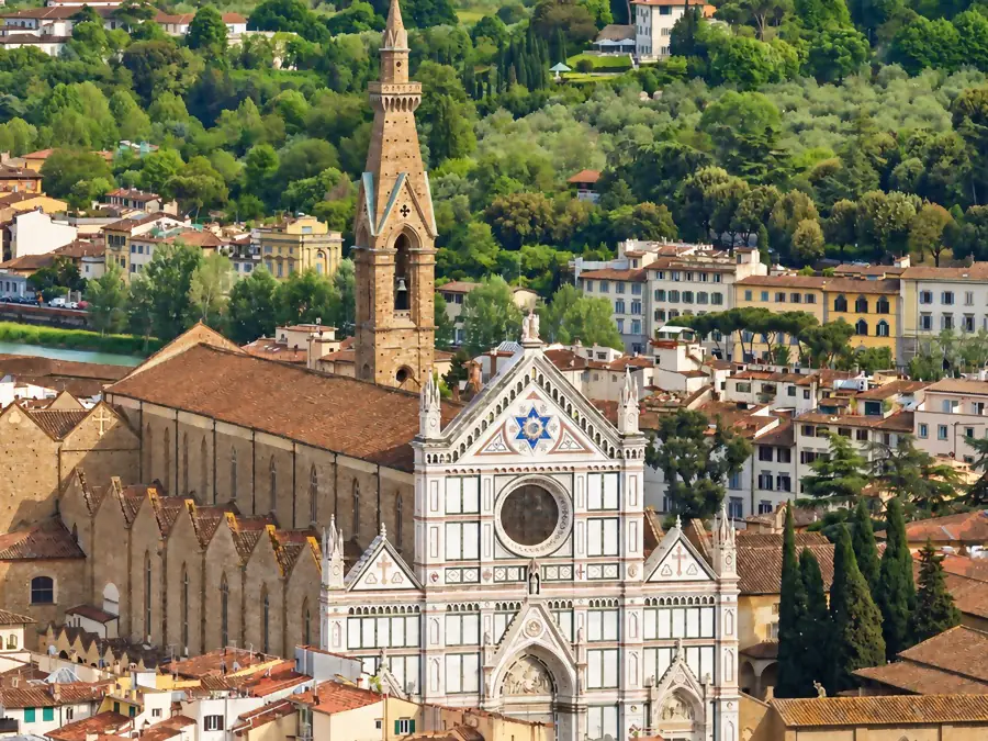 La basilique Santa Croce, sa façade de marbre blanc et son campanile, au milieu des toits de Florence
