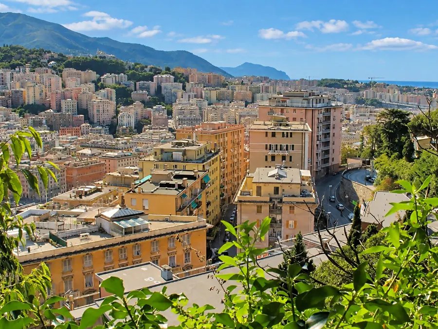 Gênes au pied de ses collines, le promontoire de Portofino au loin