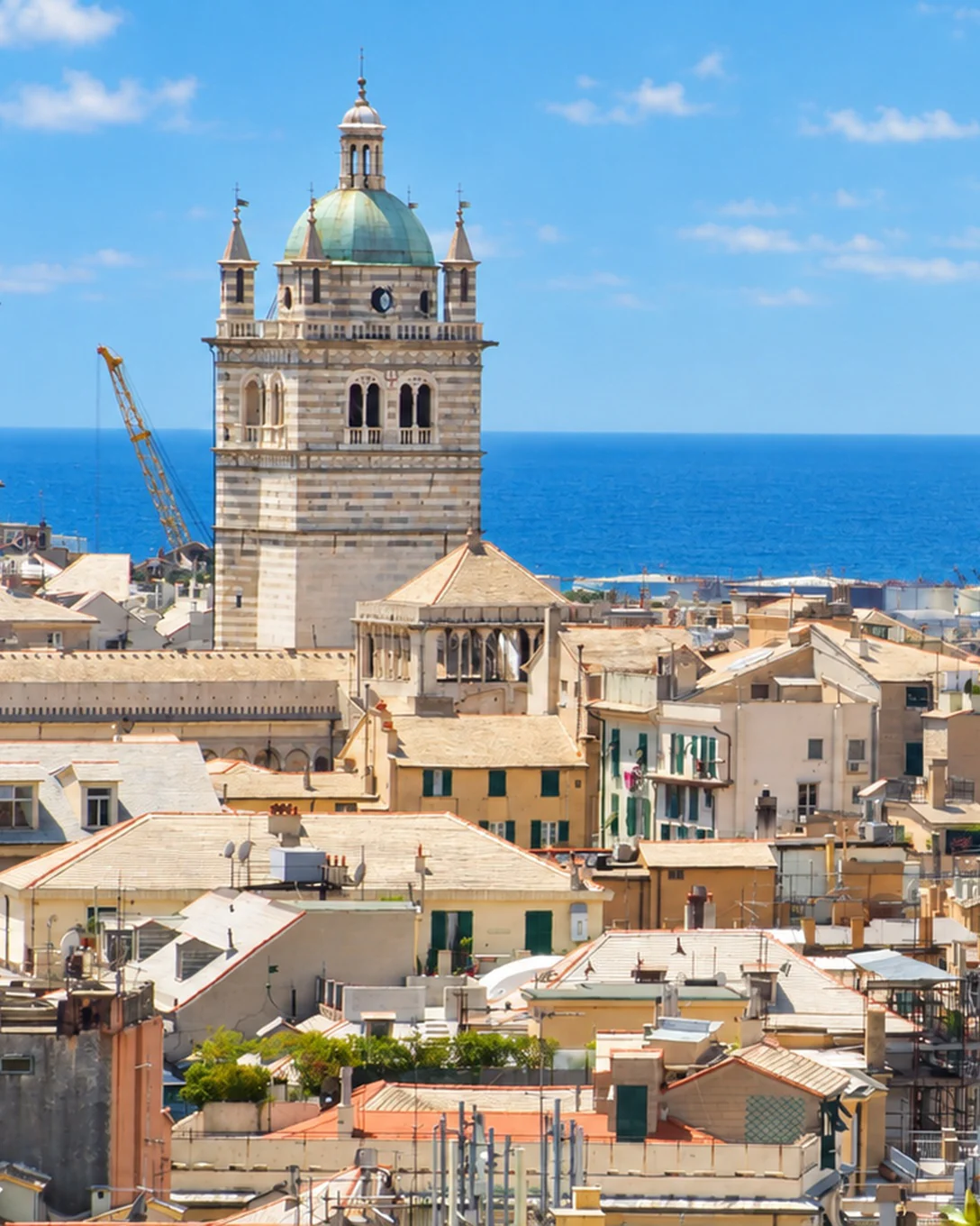 Les toits de la vieille ville de Gênes, le campanile de la cathédrale Saint-Laurent et la mer