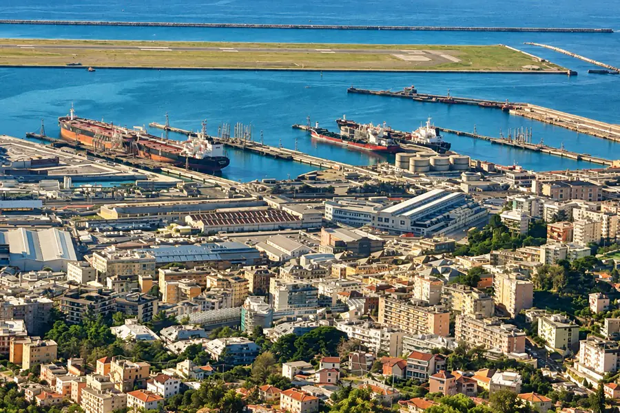 Le port de Gênes vu des hauteurs, ses quais et ses bateaux, la piste de l’aéroport gagnée sur la mer