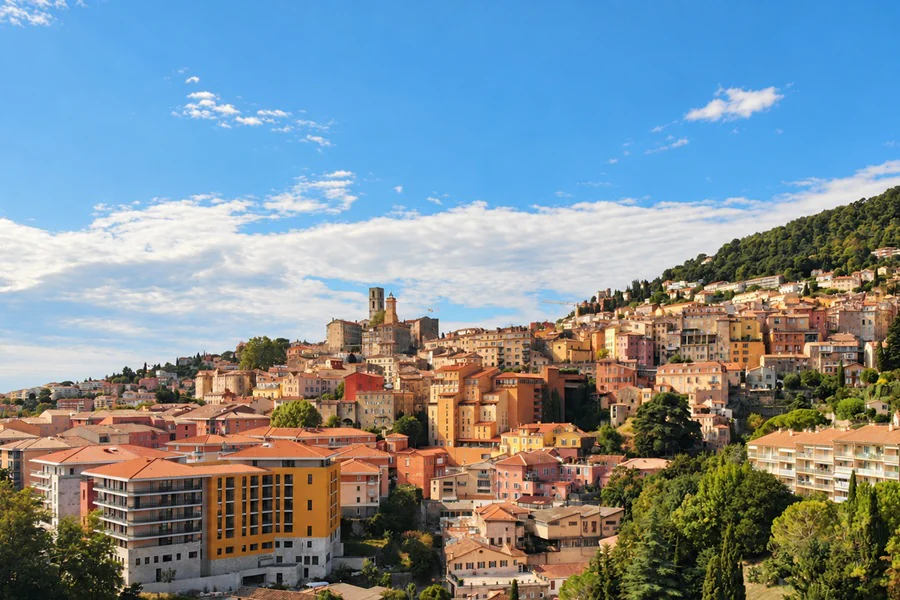 Grasse étagée sur sa colline, la vieille ville et la cathédrale au sommet