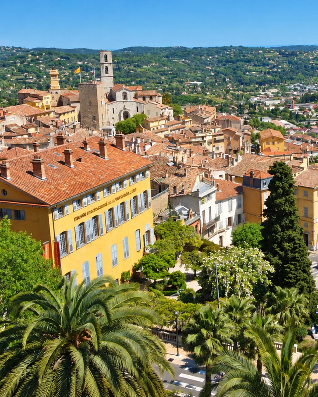 La vieille ville de Grasse vue d’en haut, la cathédrale et les collines