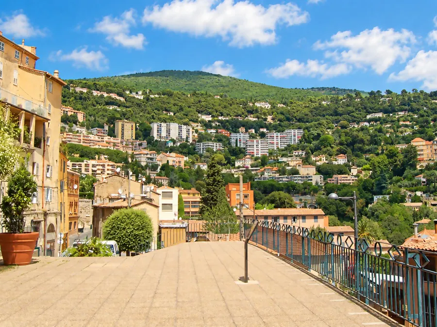 Une terrasse de Grasse face aux collines