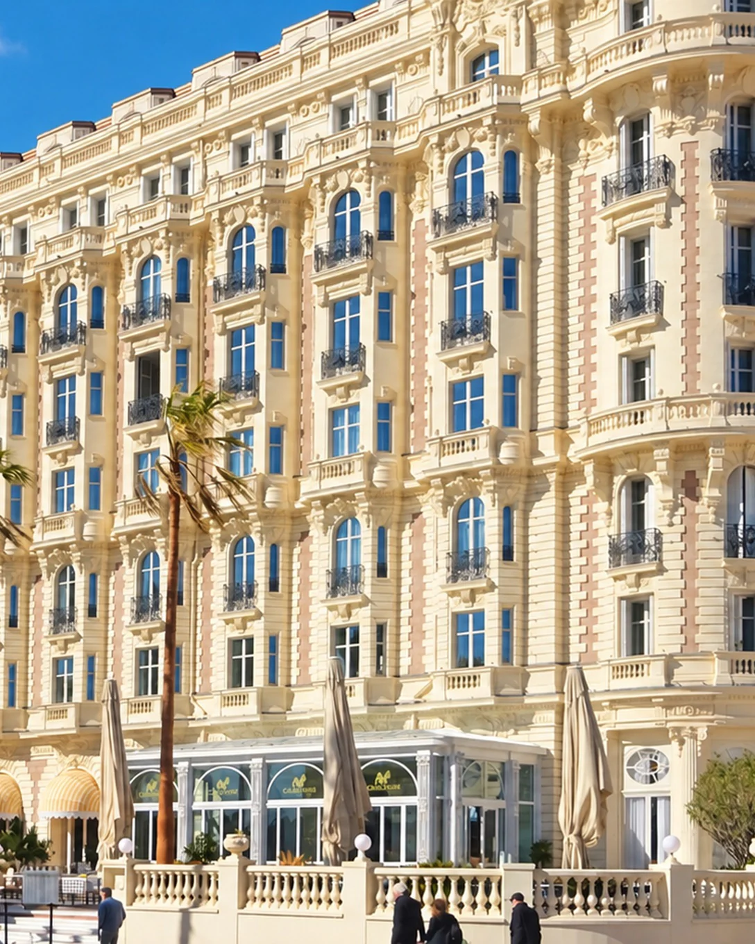 La façade Belle Époque du Carlton, sur la Croisette, à Cannes