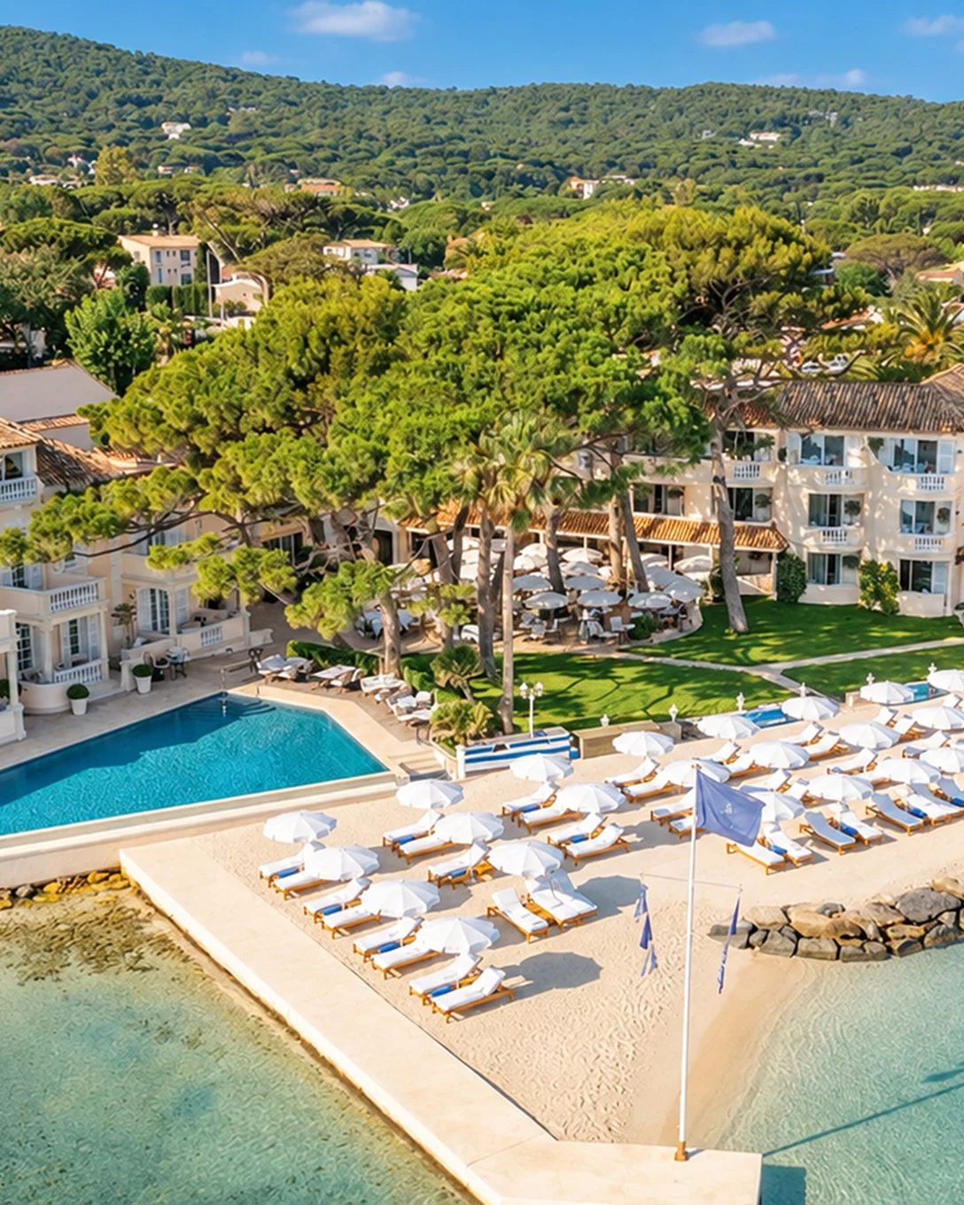 Le Cheval Blanc St-Tropez vu du ciel, sa piscine et sa plage privée sur la plage de la Bouillabaisse, face au golfe