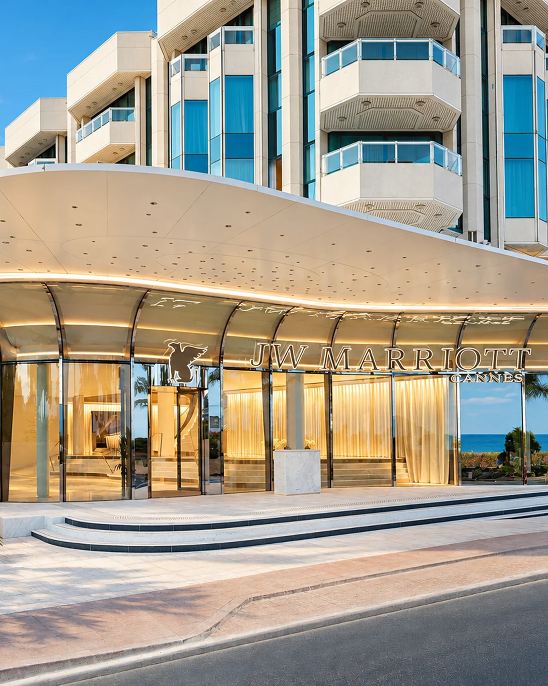 L’entrée du JW Marriott Cannes et sa marquise de verre, sur la Croisette
