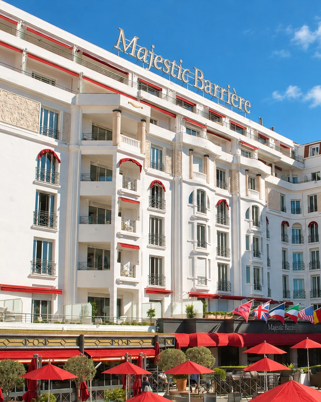 La façade de l’hôtel Barrière Le Majestic, sur la Croisette, à Cannes