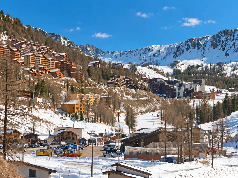 La station d’Isola 2000 au pied des montagnes enneigées en février