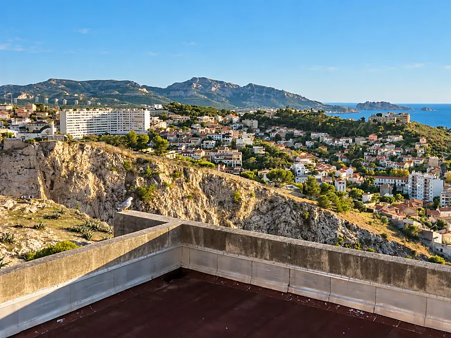 The southern districts of Marseille and the Calanques massif, by the sea