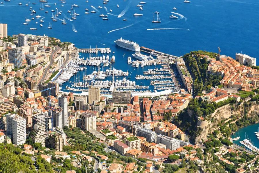 Monaco vu des hauteurs, le port Hercule rempli de yachts entre le Rocher et Monte-Carlo