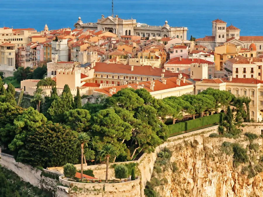 Le Rocher de Monaco, ses remparts, ses jardins et sa vieille ville, au-dessus de la mer