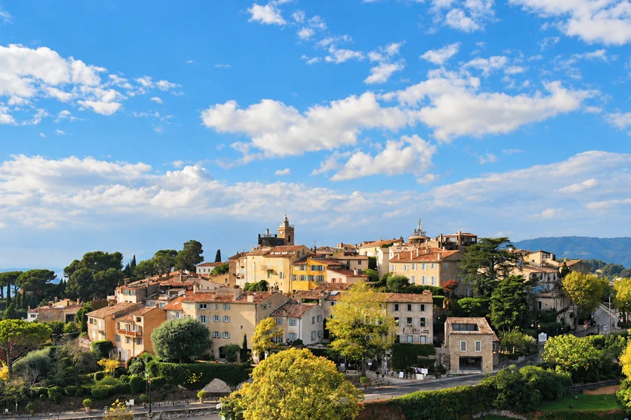Mougins perché sur sa colline, sous un grand ciel