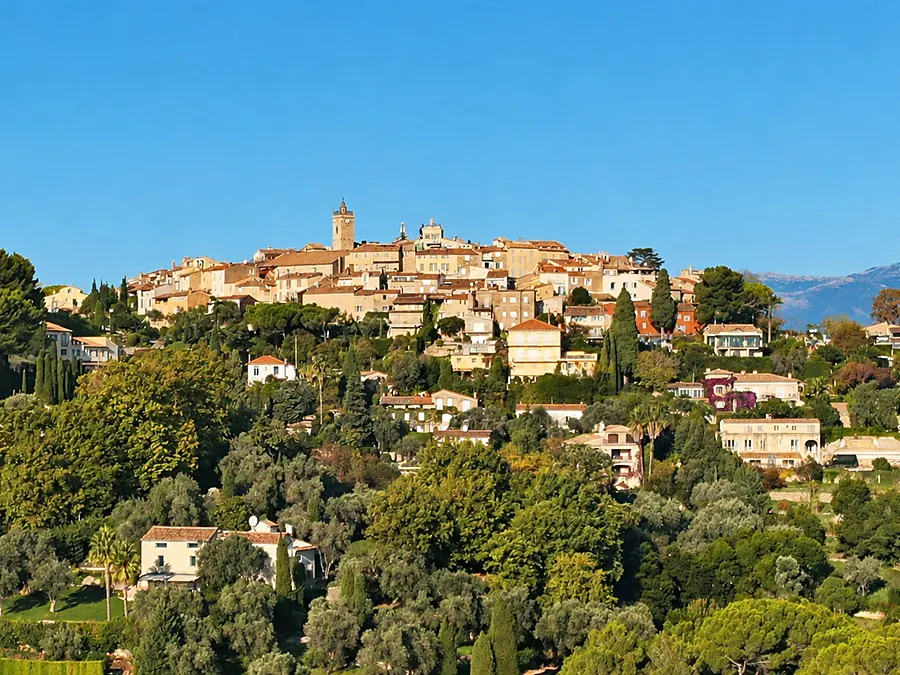 Le village de Mougins au milieu des pins, les montagnes au loin