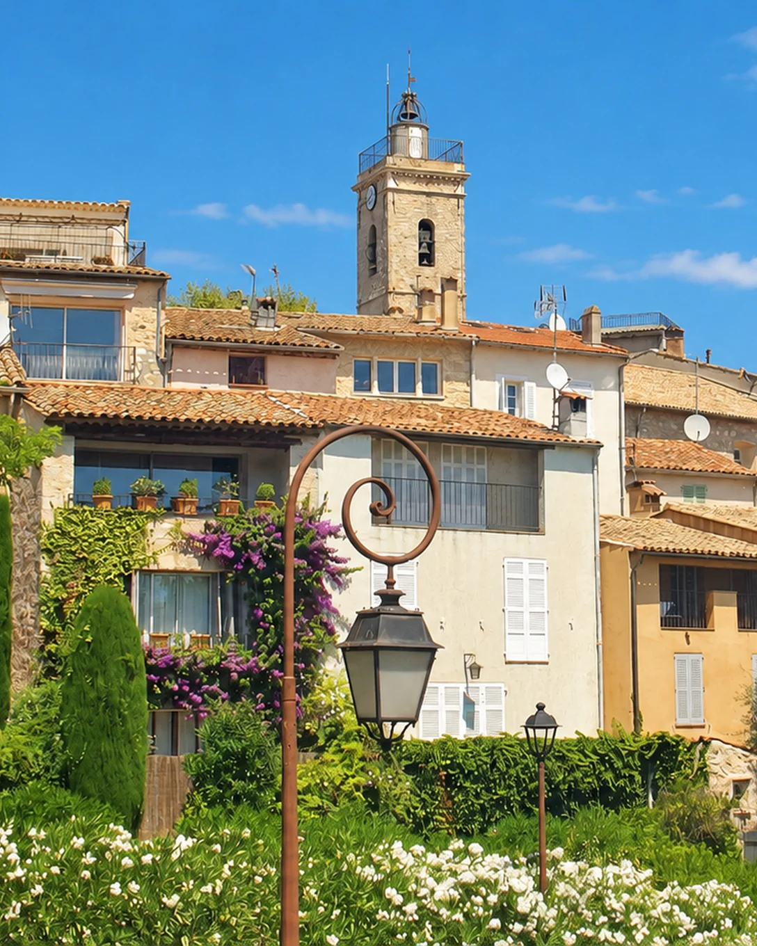 Le vieux village de Mougins, son clocher et ses cyprès