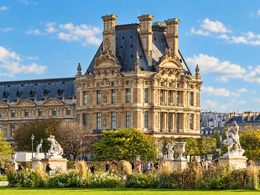 Le Louvre vu du jardin des Tuileries et de ses statues