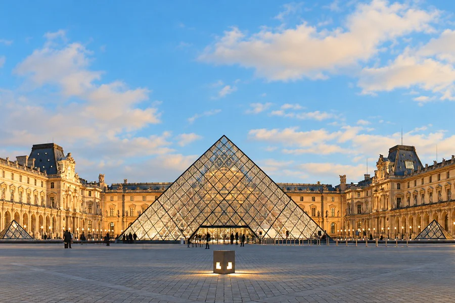 La pyramide du Louvre et la cour Napoléon à la tombée du jour
