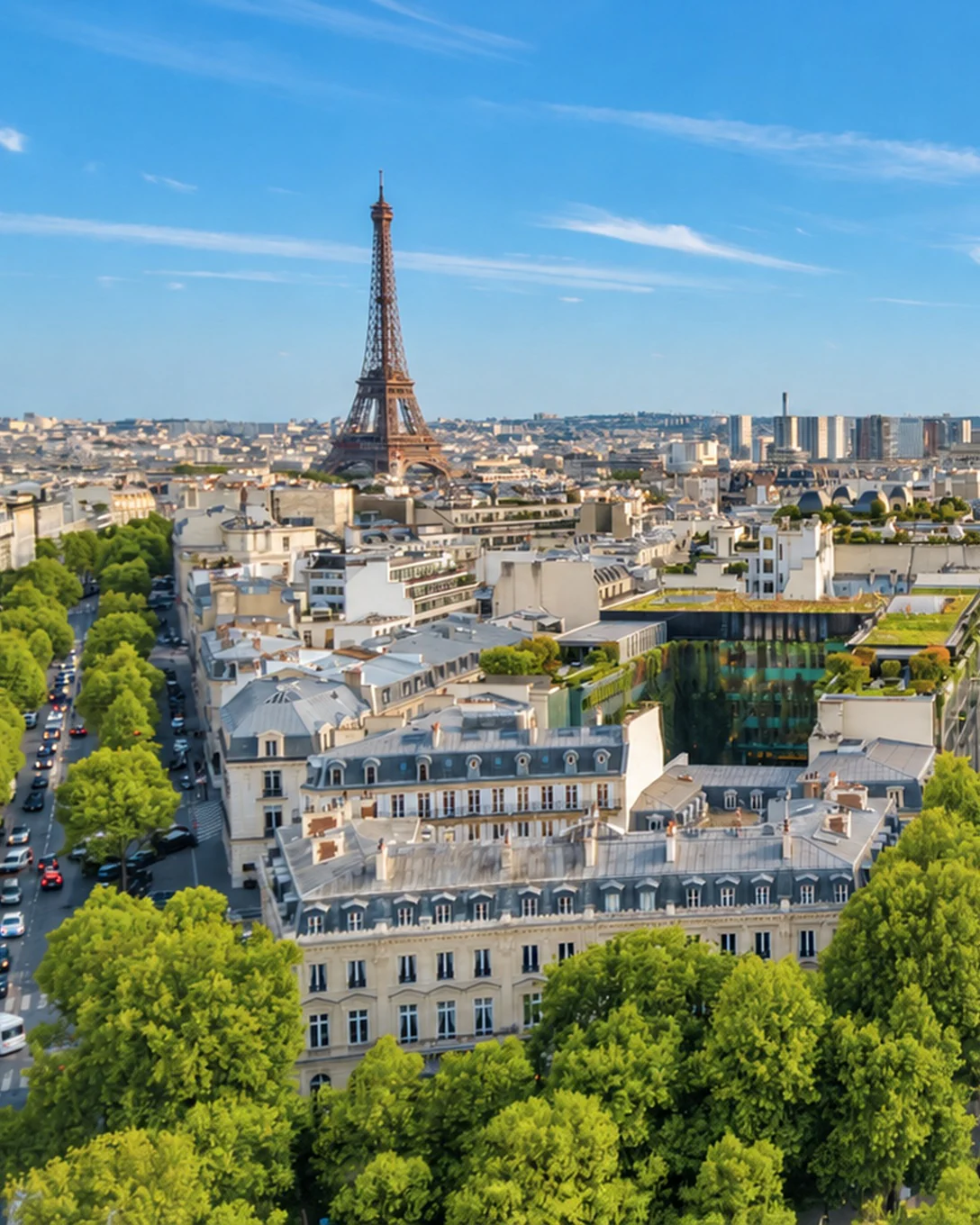 Les avenues et les toits de Paris vus de l’Arc de Triomphe, la tour Eiffel à l’horizon