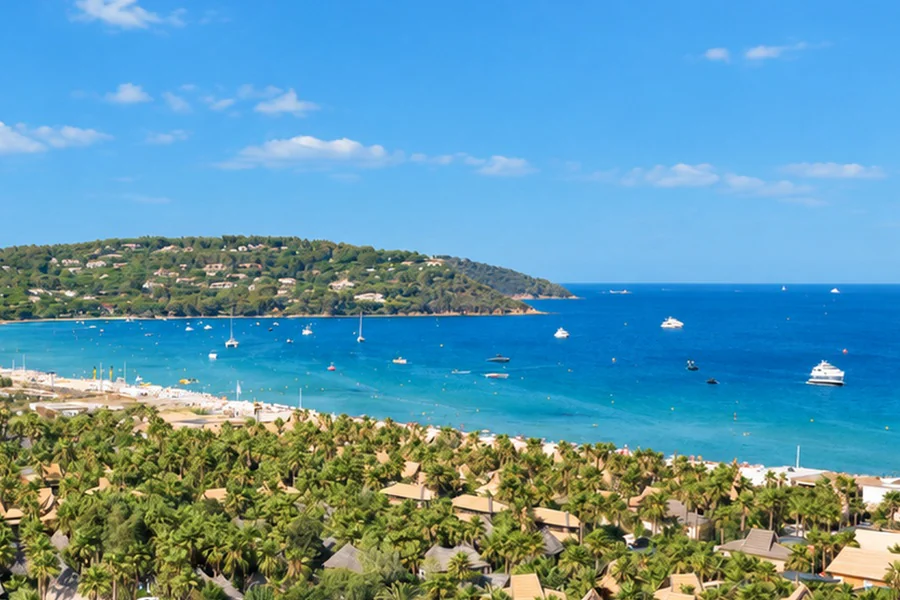 La longue plage de Pampelonne et sa baie, à Ramatuelle, entre les pins et la mer