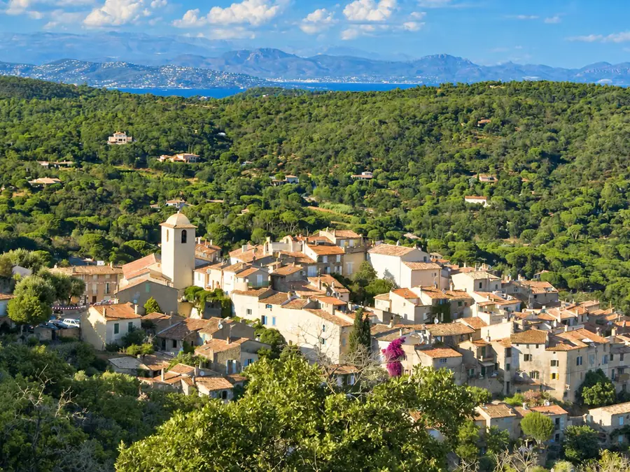 Le village de Ramatuelle, ses maisons de pierre et son clocher, entre les pins et les collines