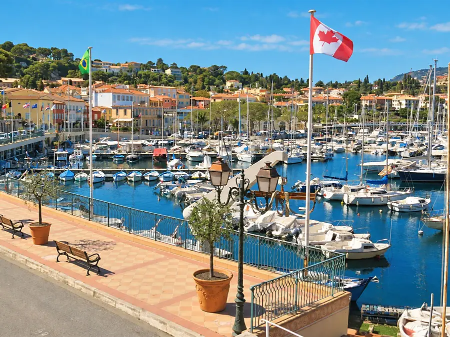 Le port de plaisance de Saint-Jean-Cap-Ferrat, sa promenade en bord de mer et ses bateaux amarrés, au pied du village