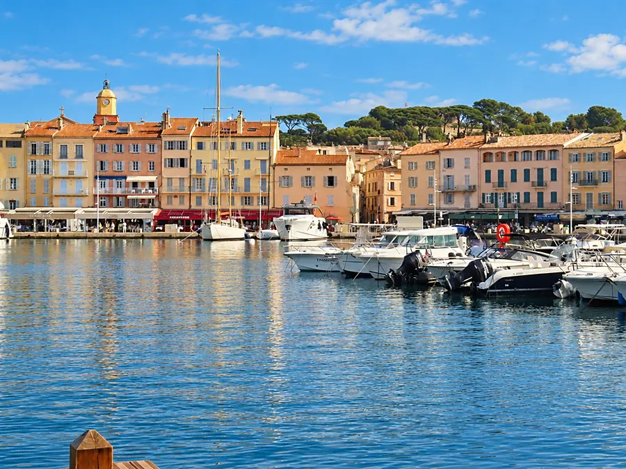 Le vieux port de Saint-Tropez, ses quais colorés et ses bateaux