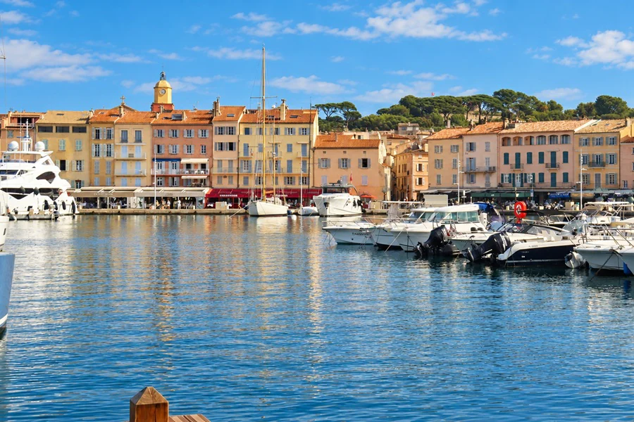 Le vieux port de Saint-Tropez, ses quais colorés et ses bateaux
