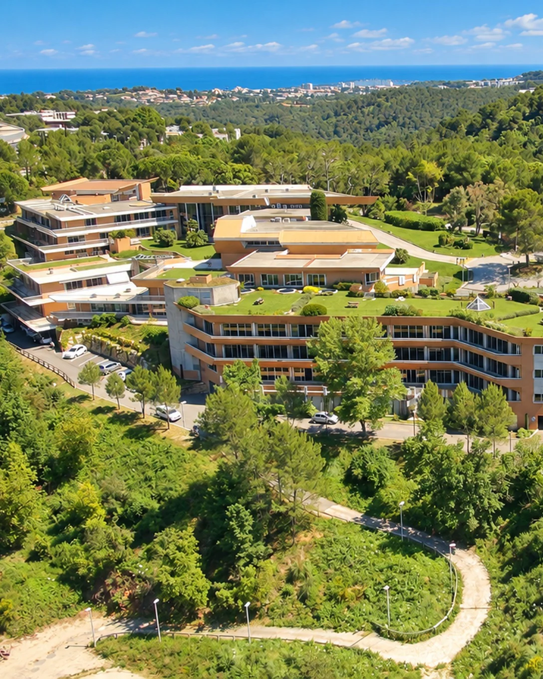 La technopole de Sophia Antipolis au milieu des pins, la mer au loin