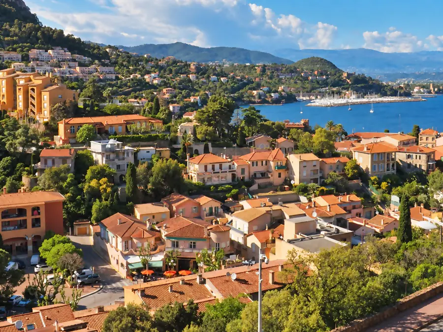 Les toits de Théoule-sur-Mer face au golfe