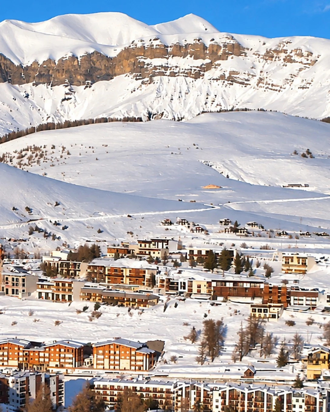 La station de Valberg sous la neige, ses résidences et ses chalets au pied des montagnes