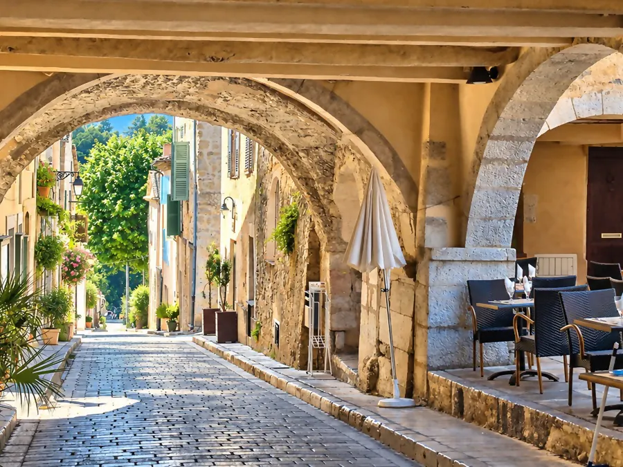 Les arcades du vieux Valbonne et une terrasse de restaurant